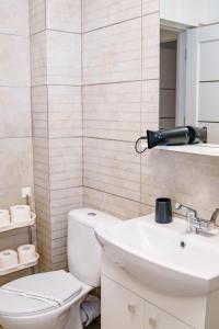 un bagno con un water bianco e un lavandino di Escape Lounge a Craiova Altre 39 foto