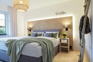 a bedroom with a large bed and a sign on the wall at "Skandi-Lounge" - Naturnahe Ferienwohnung mit Kaffeebar, schnellem Internet und Wallbox in Beverstedt