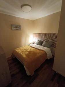 une chambre avec un grand lit dans une pièce dans l'établissement Refuge du Renard au Bord du Lac, à Malbuisson 4 autres photos