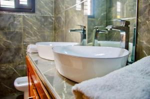 Koupelna v ubytování Chambres Complexe luxueux Saly-MaliKounda + 16 fotografií