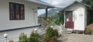 Casa blanca con vistas a la montaña en Honey Drops Homestay by Hebron, en Kanthalloor