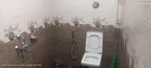 baño con aseo con macetas en la pared en Honey Drops Homestay by Hebron, en Kanthalloor 27 fotos más