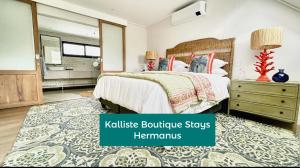 - une chambre avec un lit king-size et un tapis dans l'établissement Kalliste Boutique Stays - Hermanus, à Hermanus
