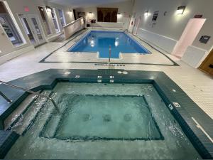 une grande piscine dans un immeuble dans l'établissement Banff Gate Mountain Resort, à Canmore