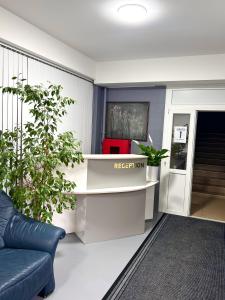 um átrio com uma recepção e um sofá em Hotel Sofia em Orhei