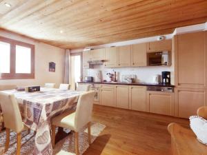 Kuchyň nebo kuchyňský kout v ubytování Spacieux appartement 96 m² à Flaine Hameau avec piscine et parking - FR-1-687-119