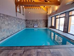 Bazén v ubytování Spacieux appartement 96 m² à Flaine Hameau avec piscine et parking - FR-1-687-119 nebo v jeho okolí