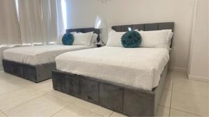 2 camas con almohadas azules en un dormitorio en New Ocean View Condominium, en Honolulu 27 fotos más