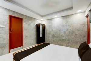 Ένα ή περισσότερα κρεβάτια σε δωμάτιο στο Collection O Karumariamman Temple Thiruverkadu Formerly Sridevi Residency