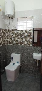 ein Badezimmer mit Toilette und Waschbecken in der Unterkunft The Town Cascade in Madikeri