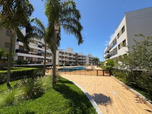 a courtyard with a swimming pool in a building at Resort piscina aquecida suíte e churrasqueira in Florianópolis
