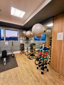 a room with a gym with a bunch of equipment at Helbor Stay Santos Pompéia Gonzaga - Varanda vista mar in Santos