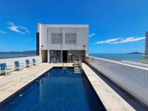 a swimming pool on the roof of a building at Helbor Stay Santos Pompéia Gonzaga - Varanda vista mar in Santos