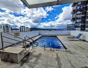 a swimming pool on the roof of a building at Helbor Stay Santos Pompéia Gonzaga - Varanda vista mar in Santos
