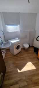 ein Badezimmer mit Toilette und Waschbecken in der Unterkunft Ferien auf dem Lande 