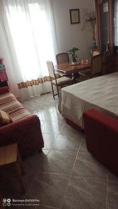 Un dormitorio con dos camas y una mesa y sillas. en Il rifugio di Francesca, en Cisternino