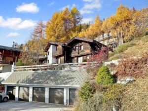een huis aan de zijkant van een heuvel bij PO Petite Ourses Suite - Anzere Slopeside - Swiss Alp in Anzère