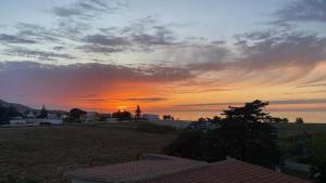 a sunset with the sun setting in the sky at Casa de Campo in Valderice