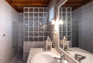 帕拉塔蒙Villa Nestor的一间带水槽和玻璃墙的浴室 更多87张照片