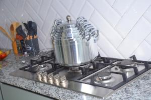 - une cuisine équipée d'une cuisinière dans l'établissement Jayhawk House, à Nairobi 8 autres photos