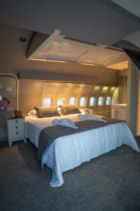 a large bed in a room with an airplane at Hotel Avión Air Damasco in Oncativo +19 photos