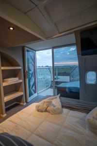 a large bed in a room with a balcony at Hotel Avión Air Damasco in Oncativo