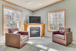 Μια τηλεόραση ή/και κέντρο ψυχαγωγίας στο 8 Mi to Dtwn Rochester Peaceful Home with Deck!