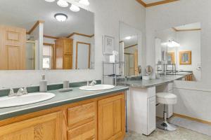 Ένα μπάνιο στο 8 Mi to Dtwn Rochester Peaceful Home with Deck! +30 φωτογραφίες