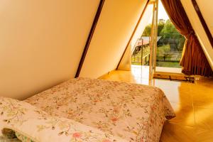 une chambre avec un lit et une grande fenêtre dans l'établissement Chalet Venus - Hospedaje Rural La Fortaleza, à Pacho