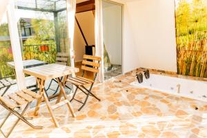 - une chambre avec une table, des chaises et une baignoire dans l'établissement Chalet Venus - Hospedaje Rural La Fortaleza, à Pacho