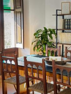 a dining room table with chairs and a plant at Mas Ribas Hotel i Esdeveniments in Palamós