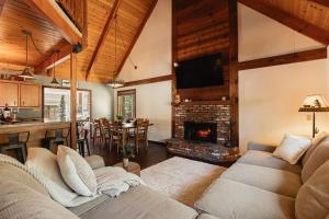 Posezení v ubytování Knoll Lake Cabin in Big Bear Lake