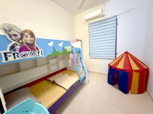 ein Zimmer mit Etagenbett und Spielzelt in der Unterkunft Misty Haven Homestay - Bungalow in Kuala Terengganu