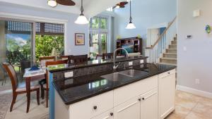 eine Küche mit Spüle und Arbeitsplatte in der Unterkunft TRANQUILITY VILLA Tranquil 2BR Kulalani Villa with Private Beach Club in Waikoloa