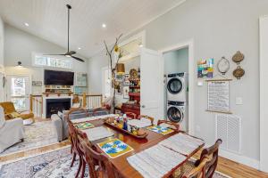 ein Esszimmer und ein Wohnzimmer mit Tisch und Stühlen in der Unterkunft Bibi's Creek Retreat in Boone