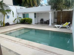 une piscine devant une maison dans l'établissement Departamento TUL, à Mérida 7 autres photos
