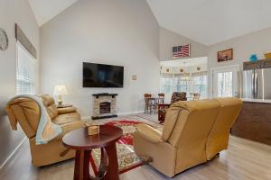 ein Wohnzimmer mit zwei Stühlen und einem Kamin in der Unterkunft King Mountain Retreat in Clayton