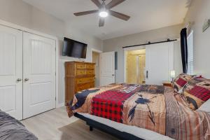 ein Schlafzimmer mit einem Bett und einem Deckenventilator in der Unterkunft King Mountain Retreat in Clayton