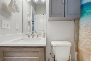 ein Badezimmer mit Waschbecken und Toilette in der Unterkunft King Mountain Retreat in Clayton + 27 Fotos