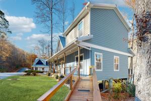 ein blaues Haus mit einer Holzrampe, die hinaufführt in der Unterkunft King Mountain Retreat in Clayton