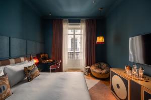 a bedroom with a large bed and a window at Nômade Temple Madrid in Madrid +41 photos