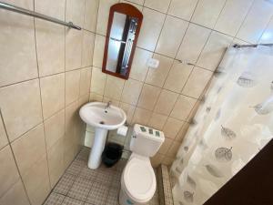 a bathroom with a toilet and a sink at Hostal Casa Vieja in Matagalpa