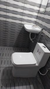 un baño con inodoro y lavabo en A Wonderful stay, en Kappil