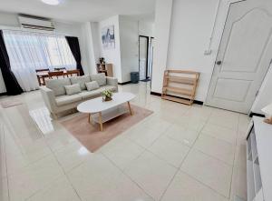 Posezení v ubytování TONY Central Stay + 26 fotografií