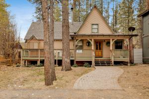 een groot huis met een veranda en een veranda bij Kelley's Kabin #290 in Big Bear Lake