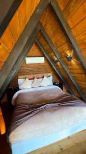 a bedroom with a bed in an attic at Chalé Recanto da Coruja in Barracão