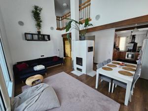 un salon avec une table et une cuisine dans l'établissement Frozen Villa Lapland, à Rovaniemi