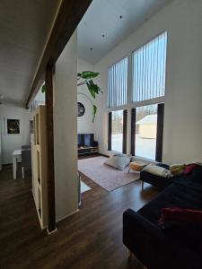 un salon avec un canapé et une grande fenêtre dans l'établissement Frozen Villa Lapland, à Rovaniemi