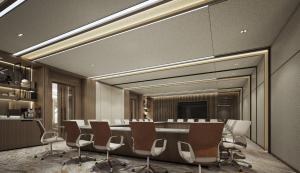 una sala de conferencias con una mesa larga y sillas en Crowne Plaza Dhaka Airport by IHG, en Dhaka