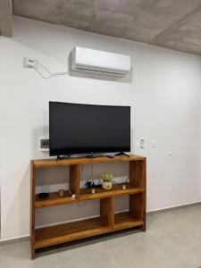 Televiisor ja/või meelelahutuskeskus majutusasutuses Comfort and style in a central house in Villarrica